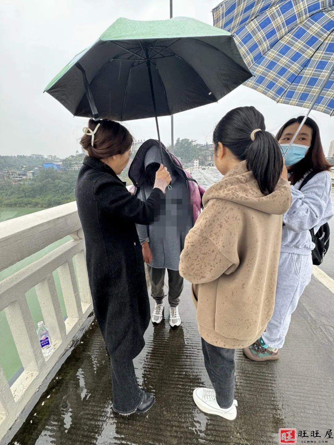 今天南部一名女孩站在桥上一动不动,路过的市民防止发生意外报警 新闻 社会 南部 一名女孩 站在桥上 一动不动 路过市民 防止 发生意外 报警 第2张 今天南部一名女孩站在桥上一动不动,路过的市民防止发生意外报警 新闻 社会 南部 一名女孩 站在桥上 一动不动 路过市民 防止 发生意外 报警 第2张