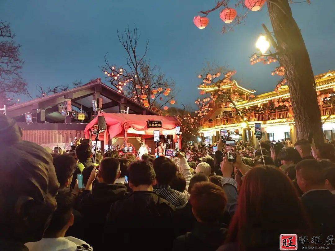 “王婆”相亲舞台火热背后:有人起大早排队盼上台,有人直播涨粉上万 新闻 社会 王婆 相亲舞台 火热背后 有人直播 涨粉上万 第5张 “王婆”相亲舞台火热背后:有人起大早排队盼上台,有人直播涨粉上万 新闻 社会 王婆 相亲舞台 火热背后 有人直播 涨粉上万 第5张