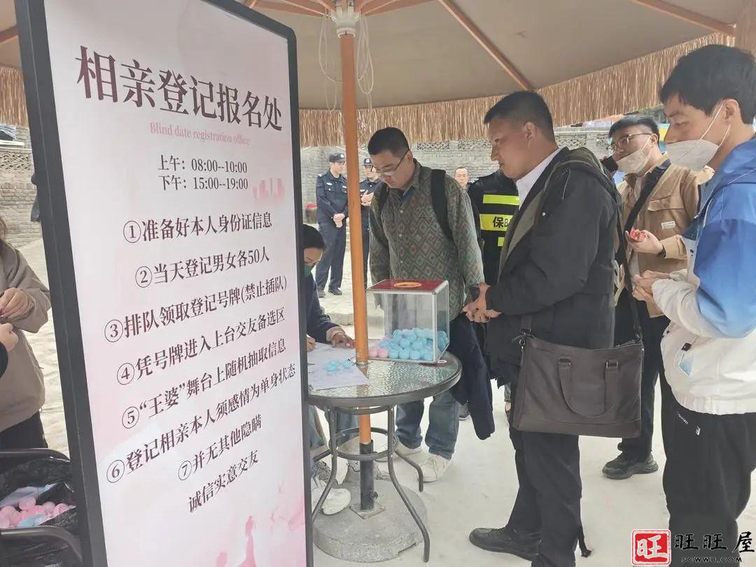 “王婆”相亲舞台火热背后:有人起大早排队盼上台,有人直播涨粉上万 新闻 社会 王婆 相亲舞台 火热背后 有人直播 涨粉上万 第3张 “王婆”相亲舞台火热背后:有人起大早排队盼上台,有人直播涨粉上万 新闻 社会 王婆 相亲舞台 火热背后 有人直播 涨粉上万 第3张